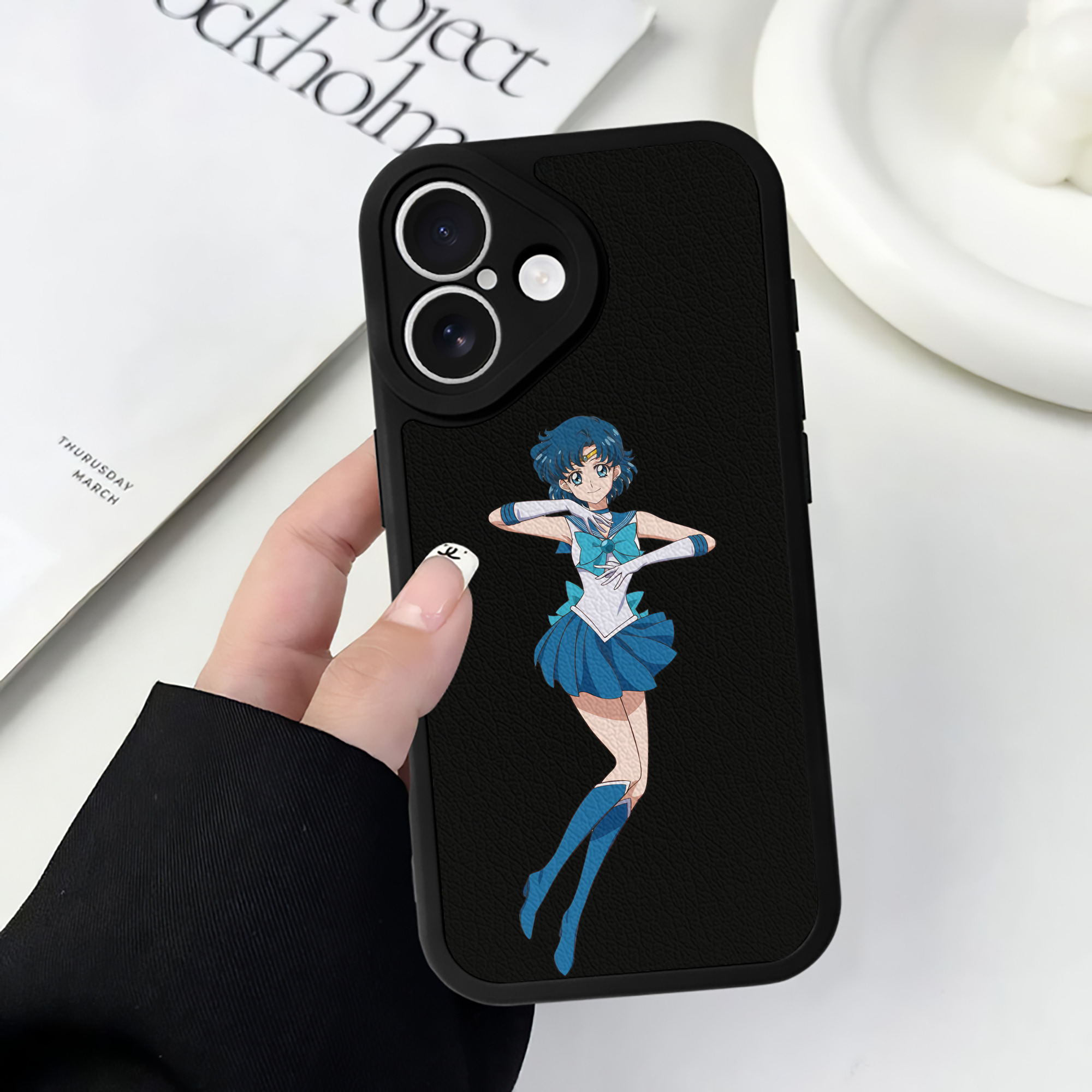 （画像用） 美少女戦士セーラームーン 水野 亜美 みずの あみ Sailor Moon Mizuno Ami 【iPhone 16シリーズ対応】シリコンスマホケース（レザー調） 材質：シリコン